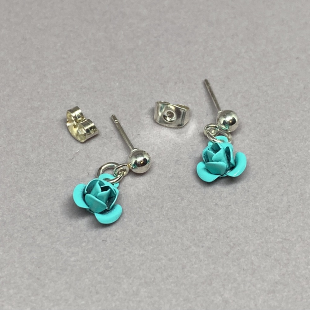 Handmade Tiny Flower Turquoise Blue Silver Plated Earrings NEW